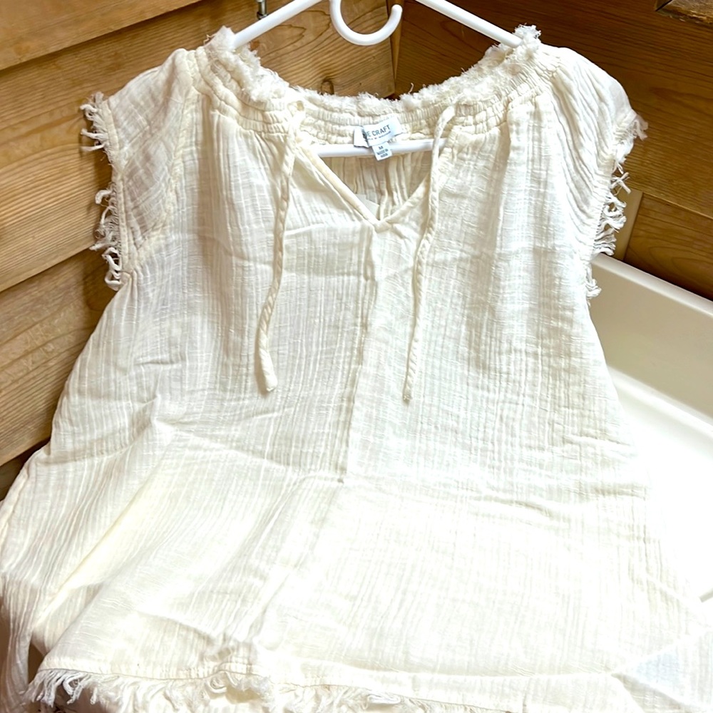 Cream no sleeve sleeve shirt